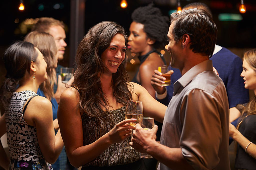 En mann og en kvinne trives i hverandres selskap på en bar